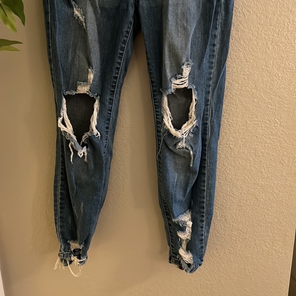 Distressed looser fit skinny jeans - Picture 3 of 6